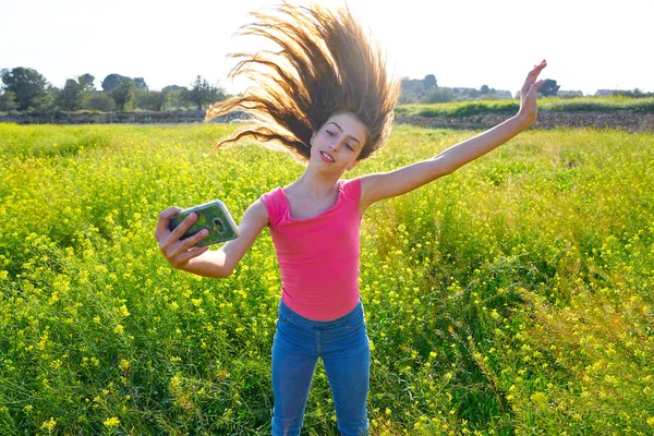 Adolescente Menina Selfie Vídeo Foto Prado Primavera Movendo Cabelo — Fotografia de Stock