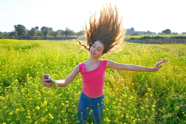 Genç Kız Selfie Video Fotoğraf Saç Hareketli Bahar Çayırda — Stok fotoğraf