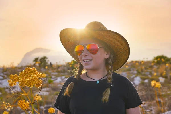金发碧眼的乡村女孩与太阳镜在日落户外山 — 图库照片