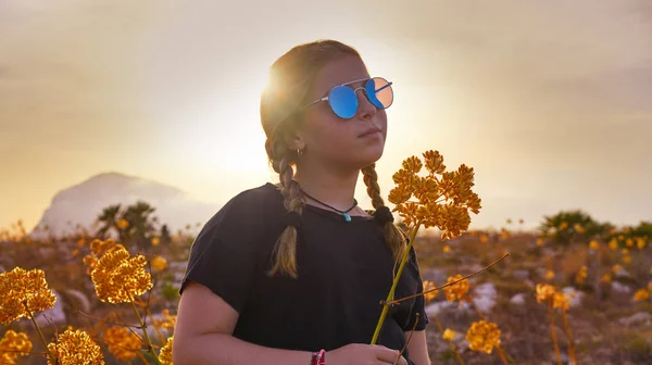 Szőke Ország Lány Napszemüveg Virágok Naplemente Szabadtéri Mountain — Stock Fotó