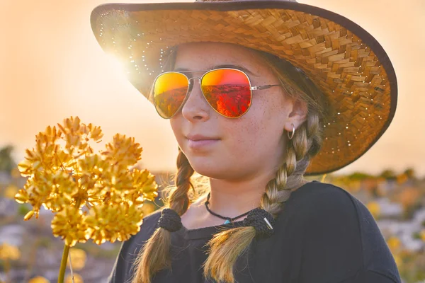 Chica Campo Rubia Con Gafas Sol Flores Atardecer Montaña Aire —  Fotos de Stock