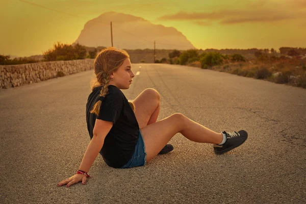 Fille Blonde Assise Sur Route Avec Montgo Montagne Coucher Soleil — Photo