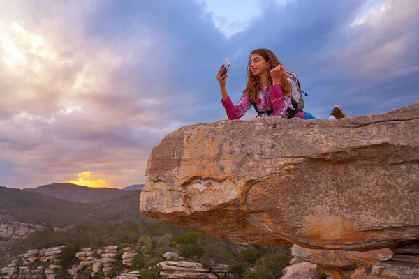 Uzun Yürüyüşe Çıkan Kimse Genç Kız Selfie Smartphone Batımında Dağ — Stok fotoğraf