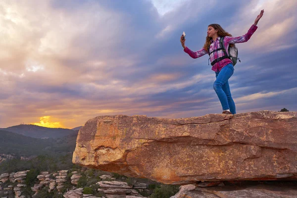 徒步青少年女孩自拍智能手机在山顶在日落 — 图库照片