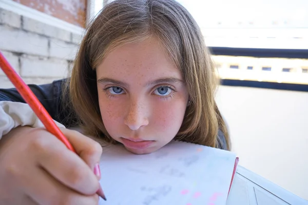 Aburrido Estudiante Chica Haciendo Tarea Mesa — Foto de Stock