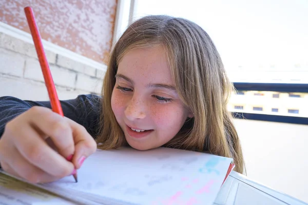 Ευτυχισμένος Φοιτητής Κορίτσι Κάνει Την Εργασία Της Στο Τραπέζι — Φωτογραφία Αρχείου