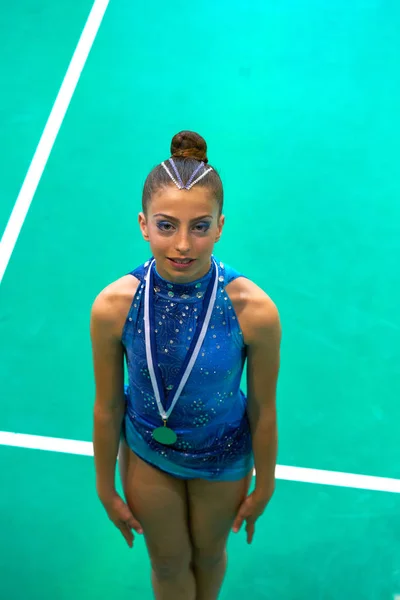 Medaillewinnaar Turnen Tiener Meisje Houdt Van Medaille Met Blauwe Jurk — Stockfoto