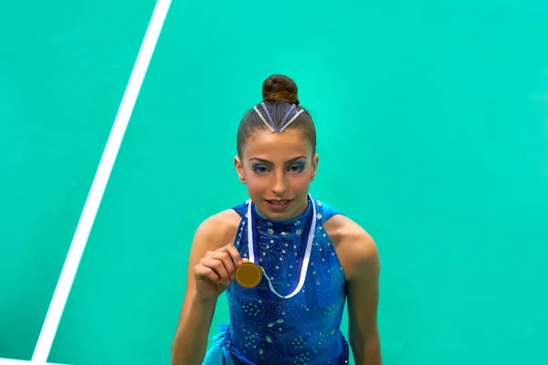 Medalhista Ginástica Adolescente Menina Segurando Medalha Com Vestido Azul — Fotografia de Stock