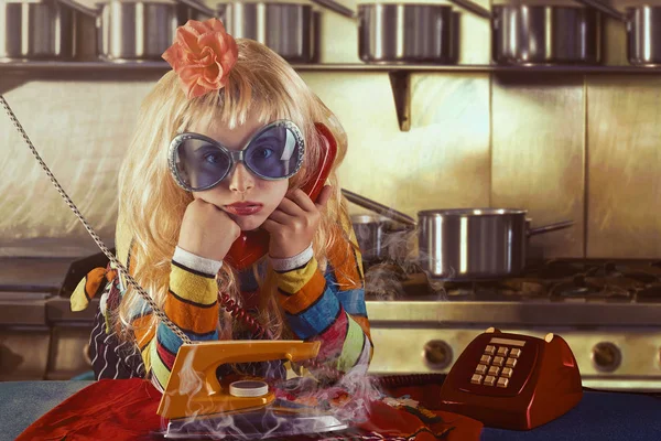 Sorgliga Hemmafru Kid Flicka Järn Sysslor Talar Röd Retro Telefon — Stockfoto