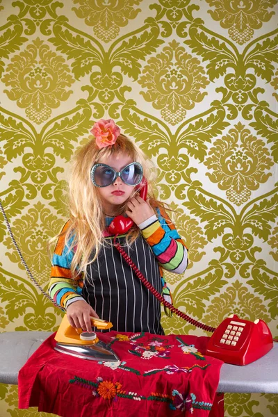 Sorgliga Hemmafru Kid Flicka Järn Sysslor Talar Röd Retro Telefon — Stockfoto