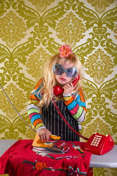 Triste Casalinga Capretto Ragazza Ferro Faccende Parlando Rosso Retro Telefono — Foto Stock