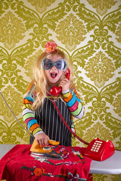 Смешная Домохозяйка Ребенок Девочка Железная Работа Разговаривает Красном Ретро Телефон — стоковое фото