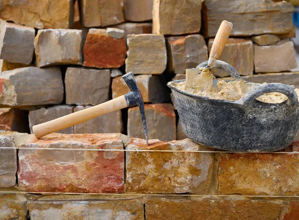 Metselwerk Stenen Muur Constructie Met Mortel Bakstenen Hamer Troffel Tools — Stockfoto