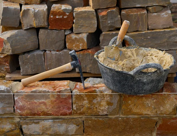 Mauerwerk Steinmauer Konstruktion Mit Mörtel Und Ziegel Hammer Kelle Werkzeuge — Stockfoto