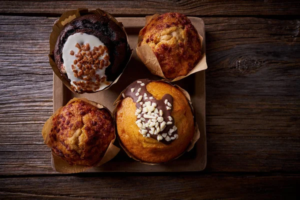 Muffins Σοκολάτας Στην Ξύλινη Σανίδα Χαμηλή Κλειδί Πίνακα — Φωτογραφία Αρχείου