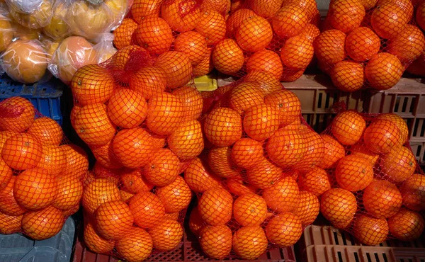 Oranges Méditerranéennes Dans Des Sacs Filet Marché Extérieur — Photo