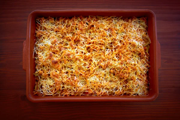 Gratin Spaghetti Formaggio Con Salsa Bolognese Ricetta Vassoio Argilla Pasta — Foto Stock