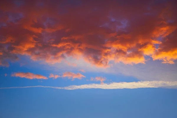 Západu Slunce Obloze Mraky Oranžové Modré Barvy — Stock fotografie