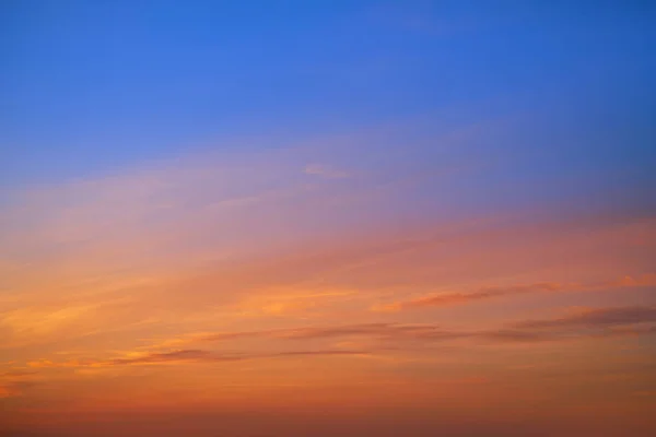 夕焼け雲のオレンジと青の色 — ストック写真