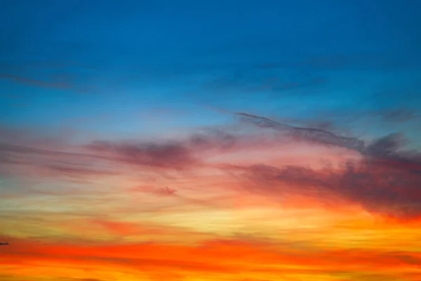 夕焼けのオレンジ色の赤と青の空の背景 — ストック写真