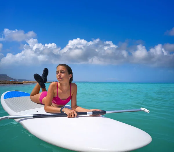 Chica Relajado Tumbado Tabla Surf Paleta Sup Relajado Verano —  Fotos de Stock