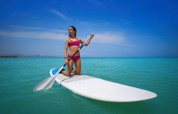 Chica Remando Rodillas Tabla Surf Paddle Sup Verano — Foto de Stock