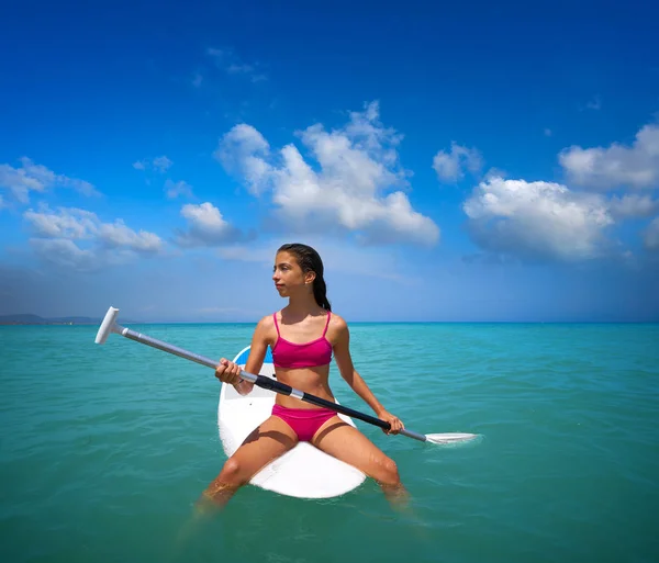 Kürek Sörf Tahtası Sup Yaz Aylarında Üzerinde Rahat Oturan Kız — Stok fotoğraf