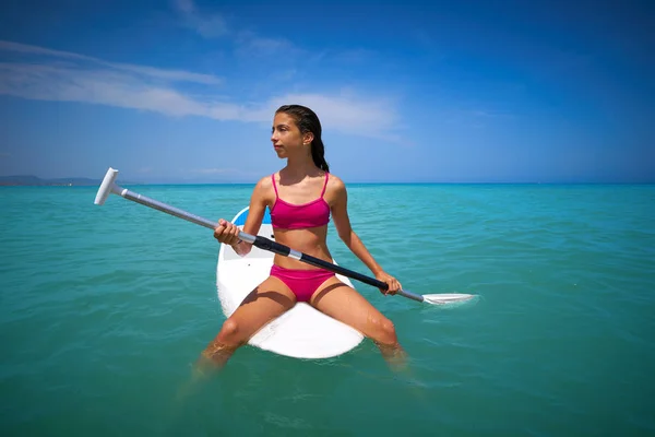 女孩放松坐在划桨冲浪板上 — 图库照片