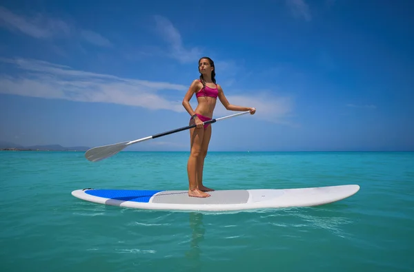 Sup パドル サーフィン ボードに立っている女の子 — ストック写真
