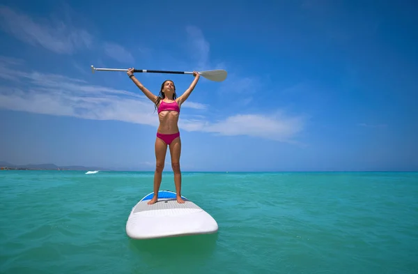 Flicka Som Står Paddel Surfbräda Sup Sommar — Stockfoto