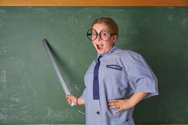 有趣的孩子女孩与老师服装在绿色黑板与学校规则 — 图库照片