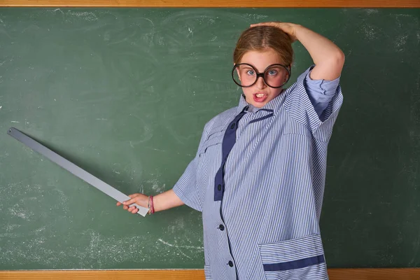 Funny Kid Flicka Med Lärare Kostym Gröna Blackboard Med Skolan — Stockfoto