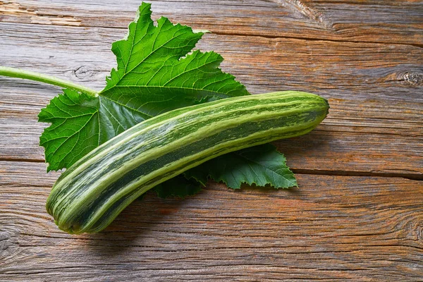Zucchini Grönsaks Och Lämna Träskiva — Stockfoto