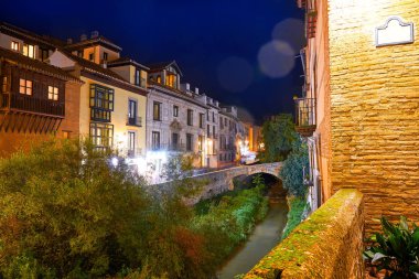 Darro carrera sokak Nehri ve arch Andalusia, İspanya Granada
