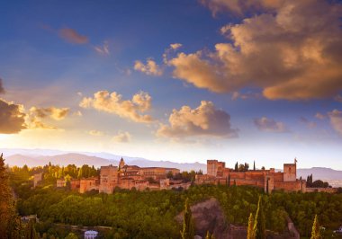 Alhambra gündoğumu İspanya Granada görünümünde Albaicin gelen ışık