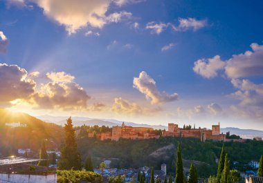 Alhambra gündoğumu İspanya Granada görünümünde Albaicin gelen ışık