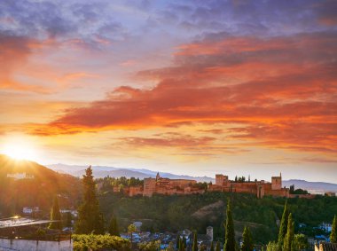 Alhambra gündoğumu İspanya Granada görünümünde Albaicin gelen ışık