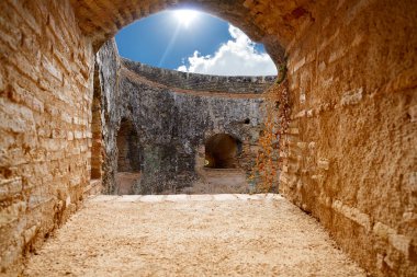 Granada'da Alhambra Alcazaba kapı kemer pencere