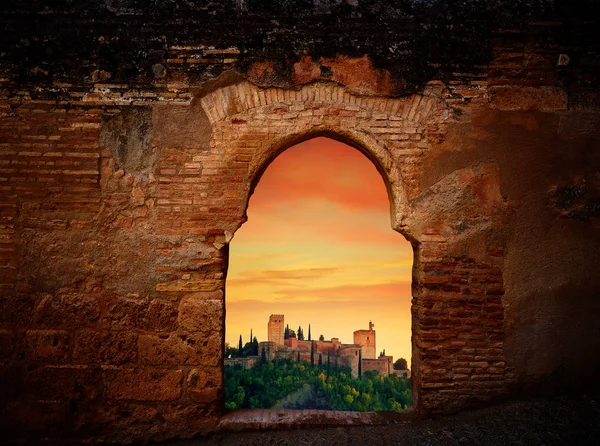 格拉纳达的阿罕布拉日落拱门照片插图 — 图库照片