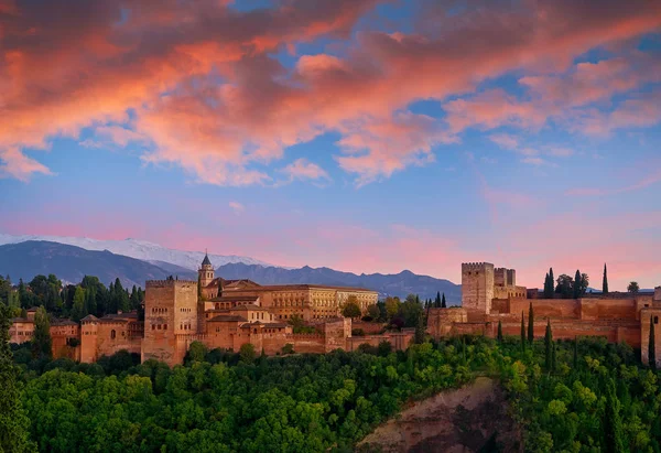 Alhambra kale günbatımında Endülüs İspanya Granada