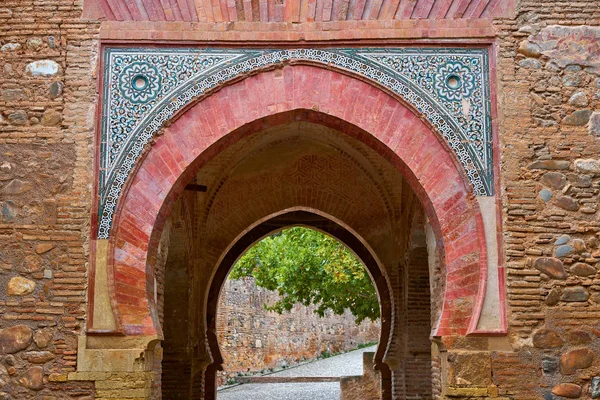 阿罕布拉拱门 Puerta Del Vino 在西班牙的格拉纳达葡萄酒穆斯林门 — 图库照片