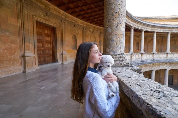 Turist Kız Ile Evde Beslenen Hayvan Doy Granada Alhambra Spanya — Stok fotoğraf