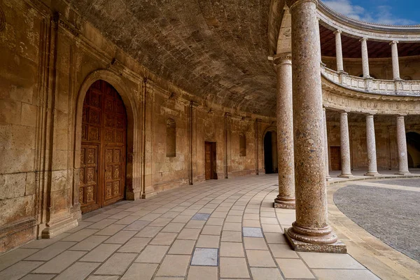 阿罕布拉 卡洛斯五世庭院在西班牙安达卢西亚格拉纳达 — 图库照片