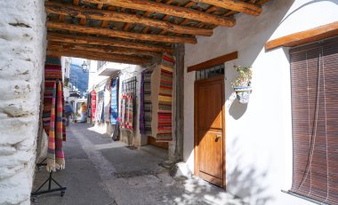 Granada Pampaneira renkli hırka Alpujarras sokak halılar