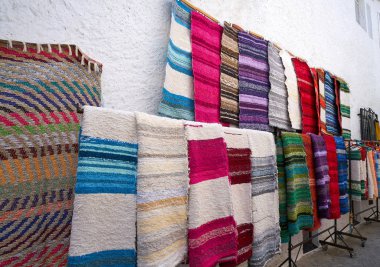Alpujarras halılar Granada geleneksel renkli hırka battaniye