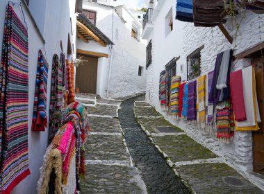 Alpujarras halılar Granada geleneksel renkli hırka battaniye