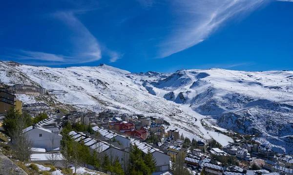 Sierra Nevada Köyü ve kar kayak merkezi Granada, İspanya