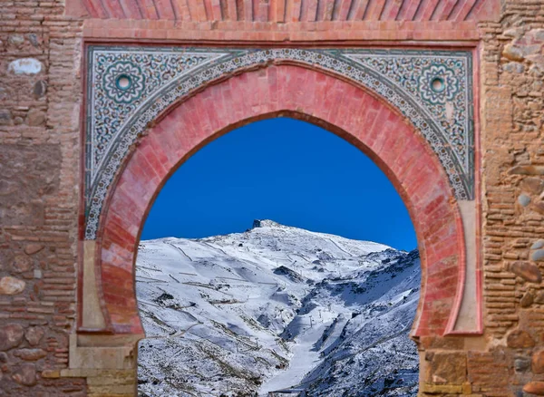 Alhambra Arco Granada Illustrazione Con Sierra Nevada Neve Raccolta Foto — Foto Stock