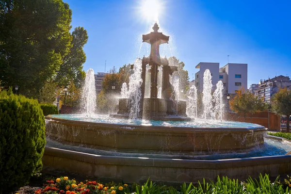 格拉纳达巴塔拉斯喷泉在 Puerta 皇马在安达卢西亚西班牙坎皮洛斯广场 — 图库照片