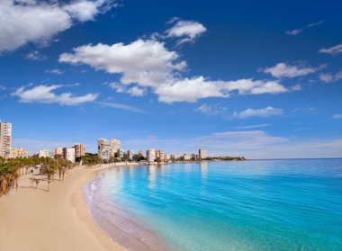 İspanya'nın Costa Blanca bölgesinde Alicante Albufereta plajı